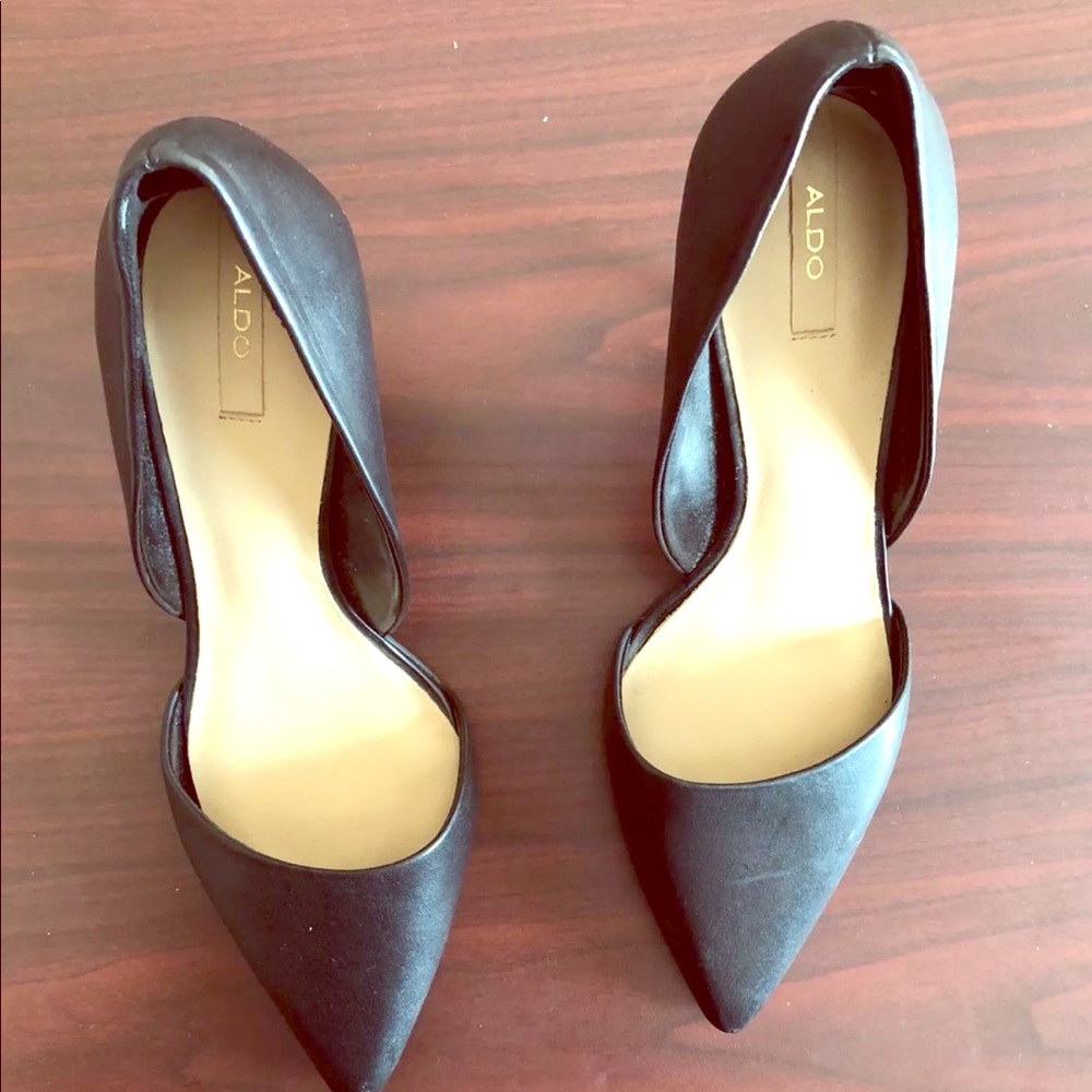 Aldo black leather pump.